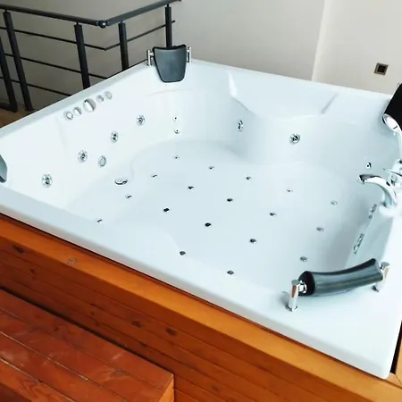 Spacious Flat Offers Jacuzzi Joy *