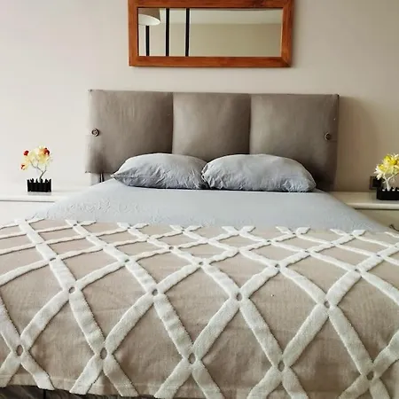 Apartman Spacious Flat Offers Jacuzzi Joy *