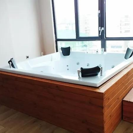 Spacious Flat Offers Jacuzzi Joy * Nilüfer