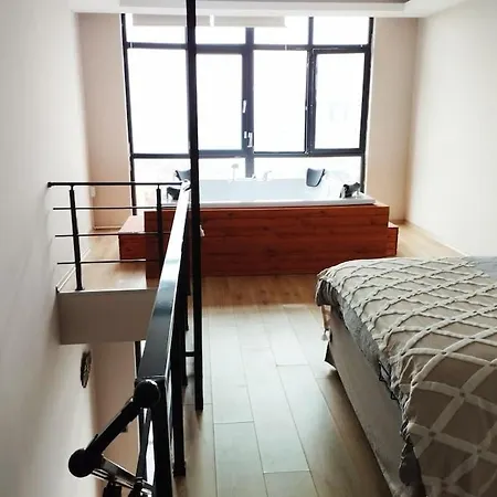 Spacious Flat Offers Jacuzzi Joy Apartman *